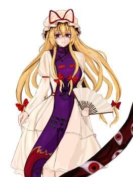 1girl 83mkneinlsqmebq blonde_hair closed_mouth commentary dress gap_(touhou) hair_between_eyes hair_ribbon hand_fan hat highres holding holding_fan long_hair long_sleeves looking_at_viewer mob_cap purple_eyes purple_tabard ribbon smile solo tabard touhou white_background white_dress yakumo_yukari