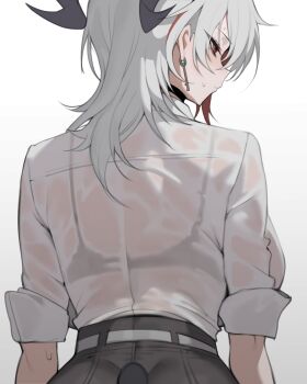 1girl absurdres back back_focus backboob belt black_bra black_choker black_horns black_pants black_tail blush bra bra_visible_through_clothes breasts choker closed_mouth curled_horns demon_tail earrings from_behind gradient_background grey_background high-waist_pants highres horns jewelry key_earrings large_breasts long_hair medium_hair multicolored_hair pants red_eyes red_hair see-through_clothes see-through_shirt shirt shirt_tucked_in simple_background sleeves_rolled_up solo streaked_hair sweatdrop tail toma_(toma50) two-tone_hair underwear upper_body wet wet_clothes wet_shirt white_background white_belt white_hair white_shirt wuthering_waves zani_(wuthering_waves)