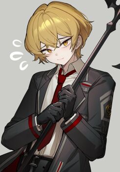 1boy alfnfmd belt black_belt black_coat blonde_hair coat collared_shirt commentary double-parted_bangs flying_sweatdrops grey_background hair_between_eyes hashtag-only_commentary holding holding_weapon limbus_company looking_at_viewer male_focus necktie project_moon red_necktie shirt short_hair simple_background sinclair_(project_moon) smile solo upper_body weapon white_shirt yellow_eyes