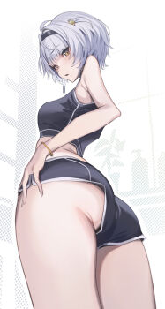 1girl anby_demara ass black_hairband black_shorts bracelet crop_top from_behind green_eyes grey_hair hairband highres jewelry looking_at_viewer midriff multicolored_eyes open_mouth orange_eyes short_hair short_shorts shorts solo tooyon zenless_zone_zero