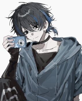 1boy alt_text black_choker black_eyes black_gloves black_hair blue_jacket blue_streaks camera choker closed_mouth commentary_request double-parted_bangs elbow_gloves fingerless_gloves gloves hair_between_eyes highres holding holding_camera hood hood_down hooded_jacket jacket looking_at_viewer male_focus multicolored_hair original ponytail short_hair short_ponytail simple_background sini_user smile solo streaked_hair upper_body white_background