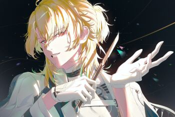 1boy arms_up blonde_hair commentary gloves grin highres holding holding_scalpel jacket long_sleeves looking_to_the_side luuk_herssen_(wuthering_waves) male_focus nininininil open_clothes open_jacket parted_bangs ponytail red_eyes scalpel shirt short_ponytail smile solo symbol-only_commentary upper_body white_gloves white_jacket white_shirt wuthering_waves