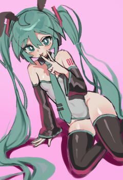 1girl animal_ears aqua_eyes aqua_hair aqua_necktie black_sleeves commentary_request detached_sleeves grey_leotard hatsune_miku highres leotard long_hair mottoyo necktie pink_background playboy_bunny rabbit_ears strapless strapless_leotard tongue tongue_out twintails v vocaloid