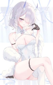 1girl :3 arm_strap black_gloves blue_eyes braid breasts closed_mouth commentary_request cowboy_shot crossed_legs dress fur_(clothing) gloves grey_hair hair_over_one_eye hand_up highres horns looking_at_viewer medium_breasts one_eye_covered original parted_bangs short_hair single_braid single_thighhigh sleeveless sleeveless_dress smile solo sweat thigh_strap thighhighs white_dress white_thighhighs yu_o015