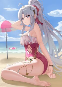 1girl ahoge alternate_hairstyle aqua_eyes arm_up back_cutout bare_shoulders barefoot beach_umbrella blue_sky bow breasts carlotta_(splashing_summer)_(wuthering_waves) carlotta_(wuthering_waves) casual_one-piece_swimsuit chinese_commentary closed_mouth clothing_cutout commentary_request day feet frilled_one-piece_swimsuit frills from_side gold_hairband grey_hair hair_bow hairband highres long_hair looking_at_viewer looking_to_the_side medium_breasts ocean off-shoulder_one-piece_swimsuit off_shoulder official_alternate_costume one-piece_swimsuit outdoors partial_commentary pink_bow pink_one-piece_swimsuit ponytail sitting sky smile soles solo south_rose striped_bow swimsuit tacet_mark_(wuthering_waves) thighs toes umbrella very_long_hair wuthering_waves