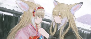 2girls animal_ears arknights blonde_hair chinese_commentary commentary_request fox_ears green_eyes gumiaoandpeace hairband highres japanese_clothes kimono long_hair multiple_girls official_alternate_costume pink_kimono red_hairband suzuran_(arknights) suzuran_(yukibare)_(arknights) vulpisfoglia_(arknights)