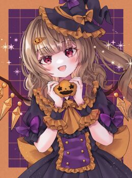 1girl :d alternate_costume alternate_wing_color ascot black_dress blush border bow brown_border brown_hair buttons commentary crystal_wings double-breasted dress eyelashes flandre_scarlet frilled_ascot frilled_hat frilled_shirt_collar frilled_wrist_cuffs frills grid_background hair_ornament halloween hat hat_bow hat_ribbon heart heart-shaped_pupils holding holding_pumpkin jack-o&#039;-lantern jack-o&#039;-lantern_hair_ornament jaku_sono long_hair looking_at_viewer one_side_up open_mouth orange_ascot orange_bow orange_ribbon orange_wings puffy_short_sleeves puffy_sleeves pumpkin purple_background purple_bow ribbon short_sleeves signature sleeve_bow smile solo sparkle star_(symbol) symbol-shaped_pupils touhou upper_body wings witch_hat wrist_cuffs