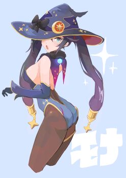 1girl :d absurdres black_bow black_gloves black_hair blue_background blue_hat blue_leotard blue_sleeves blush bow breasts brown_pantyhose character_name commentary_request cropped_legs detached_sleeves genshin_impact gloves gradient_hair green_eyes hat hat_bow highres large_breasts leotard mona_(genshin_impact) multicolored_hair open_mouth pantyhose purple_hair sideboob sketch smile solo strapless strapless_leotard taipe_pepe twintails witch_hat