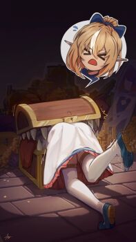>_< 1girl a0s0l blonde_hair blue_bow blue_shoes bow coin commentary dakimakura_(object) dress elf flying_sweatdrops frieren_stuck_in_a_mimic_(meme) gold_coin hair_bow high_ponytail highres hololive hololive_english indoors long_hair meme mimic mimic_chest ninomae_ina'nis ninomae_ina'nis_(1st_costume) open_mouth pillow pointy_ears ponytail shiranui_flare shiranui_flare_(1st_costume) shoe_soles shoes solo speech_bubble stuck thighhighs virtual_youtuber white_dress white_thighhighs