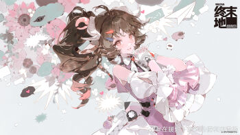 Rule 34 | 1girl, animal ears, ardelia (arknights), arknights, arknights: endfield, bare shoulders, brown hair, detached sleeves, drill hair, drill ponytail, eteru, eyjafjalla (arknights), fingerless gloves, gloves, grey background, high ponytail, highres, horns, logo, long hair, looking at viewer, official art, ponytail, red eyes, sheep ears, sheep girl, sheep horns, solo, watermark, weibo username, weibo watermark, white gloves