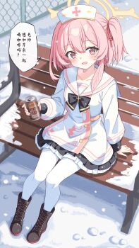 1girl :d absurdres bench black_skirt blue_archive blush boots brown_boots can chain-link_fence chinese_commentary chinese_text collarbone commentary_request day double-parted_bangs drink_can fence frilled_skirt frills full_body hair_between_eyes halo highres holding holding_can lace-up_boots long_sleeves looking_at_viewer one_side_up open_mouth outdoors pantyhose pink_eyes pink_hair pleated_skirt sailor_collar school_uniform serafuku serina_(blue_archive) setteiset shirt short_hair sitting skirt smile snow snowing solo translation_request white_pantyhose white_sailor_collar white_shirt winter yellow_halo