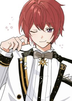 1boy bow bowtie closed_mouth commentary_request ensemble_stars! hand_up headset highres korean_commentary lapels long_sleeves looking_at_viewer male_focus notched_lapels ojo_(oeny4a) one_eye_closed purple_eyes red_hair short_hair simple_background smile solo suou_tsukasa upper_body white_background