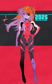 1girl 2025 bodysuit breasts evangelion:_3.0_you_can_(not)_redo eyepatch full_body hair_between_eyes half_updo hand_on_own_hip headgear highres long_hair mecha_pilot_suit medium_breasts neon_genesis_evangelion orange_hair parted_lips plugsuit_(evangelion) rebuild_of_evangelion red_background red_bodysuit sasaki_tomomi smile solo souryuu_asuka_langley twintails twitter_username