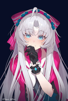 1girl absurdres ahoge artist_name black_gloves blue_eyes blush bow breasts carlotta_(wuthering_waves) closed_mouth commentary dao_qie dark_background gloves grey_hair hair_bow hairband hand_up highres jacket long_hair looking_at_viewer medium_breasts parted_bangs pink_bow pink_hairband pink_jacket simple_background smile solo striped_bow upper_body wuthering_waves