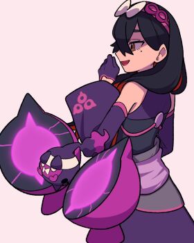 1girl black_hair bow carmine_(pokemon) carmine_(sygna_suit)_(pokemon) commentary_request crossed_bangs detached_sleeves gloves hair_between_eyes hair_bow hairband japanese_clothes kimono long_hair long_sleeves mole mole_under_eye nintendo official_alternate_costume open_mouth pecharunt pink_sash pokemon pokemon_(creature) pokemon_masters_ex purple_hairband purple_kimono sash simple_background smile tyako_089 white_bow yellow_eyes