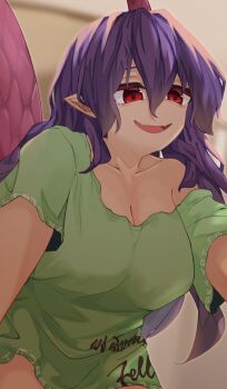 1girl blurry blurry_background breasts brown_background chuananshi cleavage clothes_writing collarbone commentary_request double-parted_bangs english_text fangs green_shirt hair_between_eyes highres horns large_breasts leaning_forward long_hair open_mouth partial_commentary pointy_ears purple_hair red_eyes reptile_girl shirt short_sleeves single_horn single_off_shoulder skin_fangs smile solo tail tenkajin_chiyari thighs touhou upper_body very_long_hair