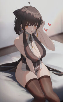 1girl absurdres bare_shoulders between_legs black_hair blush bow breast_cutout breasts cleavage colored_inner_hair commentary_request female_rover_(wuthering_waves) grey_hair hair_bow hand_between_legs hand_on_own_head heart highres jewelry kirin_(kirin26497823) large_breasts long_hair looking_at_viewer low_ponytail multicolored_hair no_panties on_bed pelvic_curtain ponytail rover_(wuthering_waves) side_slit skindentation sleeveless solo thick_thighs thighhighs thighs two-tone_hair wuthering_waves yellow_eyes