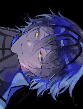 1boy black_background blue_hair closed_mouth commentary_request crossed_bangs double-parted_bangs empty_eyes flins_(genshin_impact) genshin_impact higashimotinazu highres looking_to_the_side male_focus sideways simple_background smile solo yellow_eyes
