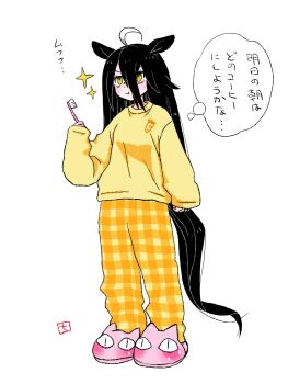 1girl ahoge animal_slippers black_hair cat_slippers commentary_request full_body highres holding holding_toothbrush horse_girl horse_tail long_bangs long_sleeves manhattan_cafe_(umamusume) multicolored_hair negimatukune043 pajama_pants pants plaid_clothes plaid_pants sleeves_past_wrists slippers smile solo sparkle speech_bubble tail thought_bubble toothbrush translation_request umamusume v-shaped_eyebrows white_hair yellow_eyes