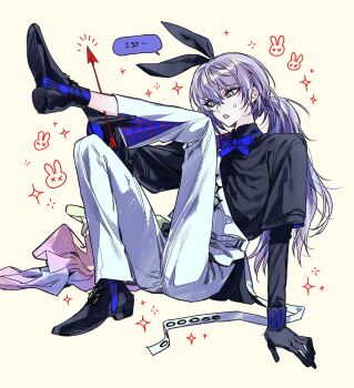 1boy :o animal_ears arm_support arrow_(projectile) arrow_in_body belt black_gloves black_shirt black_shoes blue_bow blue_bowtie blue_hair bow bowtie collared_shirt commentary fake_animal_ears gloves grey_eyes hair_between_eyes highres holding holding_arrow hoshirube_sho hoshirube_sho_(1st_costume) korean_text leg_up long_hair long_sleeves low_ponytail male_focus multicolored_hair mummeo_p nijisanji notice_lines open_mouth pants ponytail purple_hair rabbit_ears ribbon shirt shoes simple_background sitting solo sparkle speech_bubble streaked_hair sweatdrop symbol-only_commentary translation_request vest virtual_youtuber white_belt white_pants white_ribbon white_vest wing_collar yellow_background