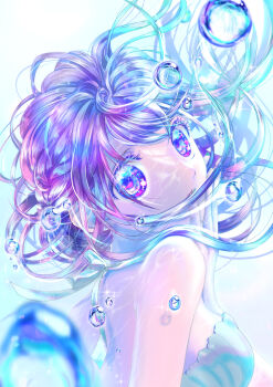 1girl blue_eyes breasts commentary_request floating_hair from_side halcho hand_on_own_face hand_up highres looking_at_viewer looking_to_the_side multicolored_hair original parted_lips solo sparkle strapless turning_head water_drop