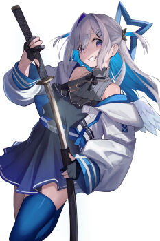 1girl absurdres amane_kanata amane_kanata_(work) angel_wings bare_shoulders belt belt_buckle black_gloves black_ribbon blue_belt blue_hair blue_halo blue_skirt blue_thighhighs buckle colored_inner_hair commentary dress feet_out_of_frame fingerless_gloves flat_chest frilled_dress frills genshu_doki gloves grin hair_between_eyes hair_ornament hairclip halo head_tilt highres holding holding_sheath holding_sword holding_weapon hololive jacket jewelry leg_up long_hair long_sleeves looking_at_viewer mini_wings multicolored_hair necklace off_shoulder official_alternate_costume official_alternate_hair_length official_alternate_hairstyle parted_lips pleated_skirt puffy_long_sleeves puffy_sleeves purple_hair ribbed_shirt ribbon saya_(scabbard) sheath shirt sideways_glance simple_background single_hair_intake skirt sleeveless sleeveless_turtleneck smile solo standing standing_on_one_leg star_(symbol) star_necklace sword thighhighs turtleneck two-tone_hair uchigatana virtual_youtuber weapon white_background white_hair white_jacket white_wings wings