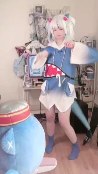 1girl animated chair computer cosplay dancing fins fish_tail gawr_gura gawr_gura_(cosplay) indoors neneko0814 shark_tail shikanoko_nokonoko_koshitantan sound tail video