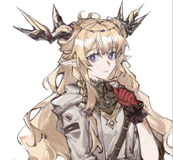 1girl arknights black_gloves blonde_hair bright_pupils chinese_commentary closed_mouth commentary_request gloves grey_jacket haishen_miwang_de_jiyi hand_up horns jacket leizi_(arknights) long_hair pointy_ears purple_eyes red_gloves simple_background smile solo upper_body white_background white_pupils