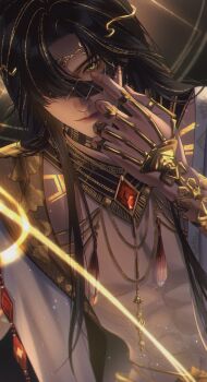 1boy abs absurdres black_hair body_markings bodypaint clowndao commentary_request gold green_eyes hand_on_own_face highres long_hair love_and_deepspace male_focus multicolored_hair one_eye_covered solo streaked_hair upper_body zayne_(love_and_deepspace)