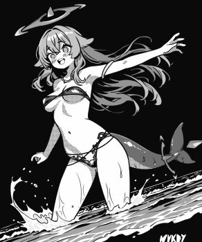1girl bikini black_bow blush bow breasts commentary dripping english_commentary eyelashes fins fish_tail greyscale hair_between_eyes hair_intakes halo indie_virtual_youtuber long_hair megalodon_(vtuber) monochrome navel open_mouth outstretched_arm shark_girl shark_tail simple_background smile solo splashing stomach swimsuit tail teeth upper_teeth_only virtual_youtuber wading water yekun_(nukey)