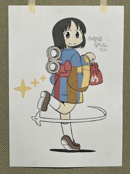 1girl absurdres arawi_keiichi bag black_hair blue_kimono brown_shoes closed_mouth full_body highres holding holding_bag japanese_clothes kimono long_sleeves looking_at_viewer nichijou obi parted_bangs red_sash sash shinonome_nano shoes short_hair simple_background smile socks solo sparkle standing standing_on_one_leg traditional_media translation_request white_background white_socks wide_sleeves winding_key