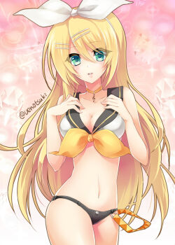 1girl adapted_costume aged_up alternate_hair_length alternate_hairstyle artist_name blonde_hair bow breasts choker cleavage green_eyes hair_bow hair_ornament hands_on_own_chest kagamine_rin long_hair looking_at_viewer medium_breasts midriff musical_note navel parted_lips pink_background treble_clef ueno_tsuki very_long_hair vocaloid