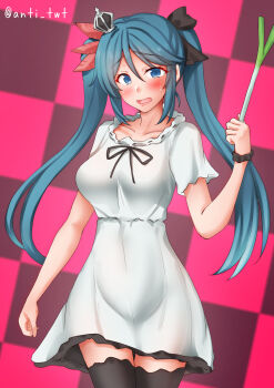 1girl anti_(untea9) aqua_hair black_thighhighs blue_eyes breasts checkered_background cosplay crown dress hatsune_miku hatsune_miku_(cosplay) highres holding isuzu_(kancolle) kantai_collection look-alike medium_breasts one-hour_drawing_challenge red_background solo spring_onion thighhighs vocaloid white_dress