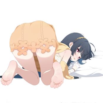 1girl barefoot black_hair blue_hair deyui dress drooling feet from_behind gloves hairband halterneck heart heart-shaped_pupils highres knees_together_feet_apart lace lace-trimmed_gloves lace_trim long_hair looking_at_viewer looking_back multicolored_hair nazuka_(stella_sora) open_mouth orange_dress parted_lips pillow simple_background solo stella_sora symbol-shaped_pupils toes two-tone_hair white_background white_gloves