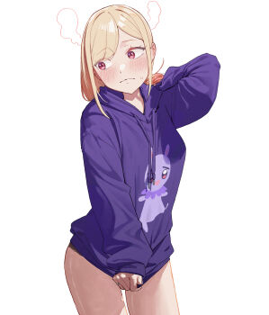 1girl arm_up bare_legs blonde_hair blush clothes_pull cowboy_shot gyaru highres hood hoodie kitagawa_marin looking_to_the_side multicolored_hair nmm red_eyes shy simple_background solo sono_bisque_doll_wa_koi_wo_suru sweater thighs upper_body white_background
