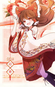 1girl 2026 absurdres alternate_costume blush boots bow brown_hair commentary_request detached_sleeves fan_print floral_print frilled_bow frilled_hair_tubes frills gagaku_kawa_rei hair_bow hair_tubes hakama hakama_skirt hakurei_reimu highres japanese_clothes kimono knee_boots lace-up_boots long_hair looking_at_viewer new_year open_mouth red_bow red_eyes red_hakama seigaiha skirt smile solo teeth touhou translation_request upper_teeth_only white_kimono