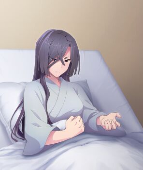 1girl bed black_hair breasts clenched_hand closed_mouth eyes_visible_through_hair game_cg grey_robe hair_over_one_eye hospital_bed indoors large_breasts long_hair official_art on_bed origami_yukari pillow red_eyes robe sitting solo third-party_source toji_no_miko toji_no_miko:_kizamishi_issen_no_tomoshibi under_covers