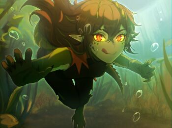 1girl air_bubble artydemon barefoot black_nails black_pants black_shirt brown_hair bubble closed_mouth colored_sclera commentary crocodile_girl crocodilian_tail english_commentary fang green_scales green_streaks indie_virtual_youtuber kairyu_crocodile long_hair looking_at_viewer pants pointy_ears shirt smile solo tail tongue tongue_out underwater virtual_youtuber yellow_sclera