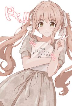 1girl blush bow breasts brown_hair closed_mouth dot_nose doyagao dress duffy grey_bow grey_dress hair_bow hair_ribbon hand_up highres holding_plaque idolmaster idolmaster_cinderella_girls idolmaster_cinderella_girls_starlight_stage large_breasts long_hair looking_at_viewer ribbon saionji_kotoka short_sleeves simple_background smile smug solo sparkle thick_eyebrows twintails v waist_bow white_background white_ribbon yellow_eyes