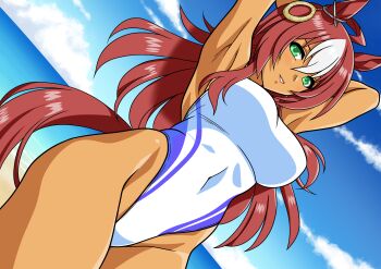 1girl ahoge animal_ears beach blue_sky breasts brown_hair cloud commentary_request competition_swimsuit dark-skinned_female dark_skin darley_arabian_(umamusume) green_eyes highleg highleg_one-piece_swimsuit highres horse_ears horse_girl horse_tail large_breasts long_hair multicolored_hair one-piece_swimsuit outdoors sky smile solo swimsuit tail umamusume white_hair yuuyuu_(3jjbn)