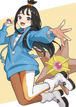 1girl black_hair blue_hoodie blush choker cube_hair_ornament furukawa_raku gen_1_pokemon grey_eyes hair_ornament holding holding_poke_ball hood hood_down hoodie leggings lida_(pokemon) long_hair long_sleeves nintendo open_mouth orange_leggings poke_ball poke_ball_(basic) pokemon pokemon_(creature) pokemon_legends:_z-a ribbed_socks shirt shoes smile socks staryu teeth topknot two-tone_legwear upper_teeth_only white_choker white_leggings white_socks wispy_bangs