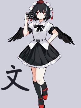 1girl bird_wings black_bow black_bowtie black_hair black_socks black_wings bow bowtie closed_mouth collared_shirt commentary frilled_skirt frills full_body grey_background hand_on_own_hip hat highres kneehighs pom_pom_(clothes) puffy_short_sleeves puffy_sleeves red_eyes red_hat red_shoes shameimaru_aya shirt shoes short_sleeves simple_background skirt socks solo tokin_hat touhou translation_request white_shirt wings zi_ziyuan_zuhsjsh