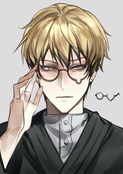 1boy bespectacled black_hair blonde_hair colored_tips ear_piercing earrings glasses grey_background hair_between_eyes highres japanese_clothes jewelry jujutsu_kaisen looking_to_the_side male_focus multicolored_hair multiple_piercings piercing short_hair simple_background solo streaked_hair teardrop-framed_glasses two-tone_hair xingkon818 yellow_eyes zen&#039;in_naoya