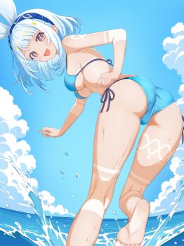 1girl ale_pocot ass bare_shoulders barefoot bikini blue_bikini blue_hair blue_hairband blue_sky blush body_markings breasts cloud commentary_request dark_skin feet fish-shaped_pupils from_behind genshin_impact hairband highres long_hair looking_at_viewer mualani_(genshin_impact) ocean open_mouth red_eyes sky smile soles solo splashing swimsuit tan underboob white_hair
