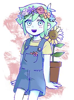 1boy antenna_hair arm_support basil_(headspace)_(omori) basil_(omori) blue_overalls blush colored_skin commentary_request double-parted_bangs flower flower_pot flower_wreath green_eyes green_hair green_shirt hair_between_eyes head_wreath looking_at_viewer male_focus omori open_mouth overall_shorts overalls plant potted_plant rasu_(pixiv9799832) shirt short_sleeves sidelocks smile solo sunflower t-shirt teeth upper_teeth_only white_skin