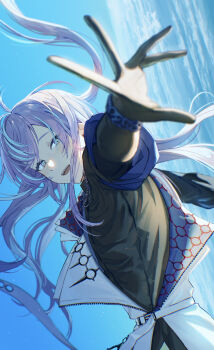 1boy black_gloves black_shirt blue_hair blue_sky blurry blurry_foreground commentary_request foreshortening gloves green_eyes highres hoshirube_sho hoshirube_sho_(1st_costume) long_hair looking_at_viewer male_focus multicolored_hair nagikiho nijisanji ocean open_mouth outdoors purple_hair shirt sidelocks single_off_shoulder sky smile solo streaked_hair teeth upper_teeth_only virtual_youtuber white_background