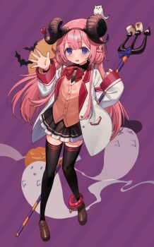 1girl anklet black_shirt black_skirt black_thighhighs boots bow bowtie brown_shoes coat collared_shirt fake_horns food full_body hair_ornament hairband halloween hands_up highres holding holding_polearm holding_weapon horns jewelry light_blush loafers long_hair long_sleeves looking_at_viewer marshmallow miniskirt nijisanji open_clothes open_coat open_mouth pink_hair pleated_skirt polearm purple_eyes shirt shoes skirt smile solo suo_sango thighhighs trident vest virtual_youtuber waving weapon white_coat yoshino_ns