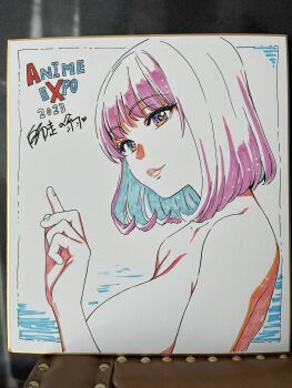 1girl 2023 anime_expo black_hair breasts colored_inner_hair colorized dainose_ai highres large_breasts lips lipstick looking_at_viewer makeup medium_hair multicolored_hair nudist_beach_ni_shuugakuryokou_de!! pink_hair purple_eyes shikishi shiwasu_no_okina sideboob signed simple_background tagme