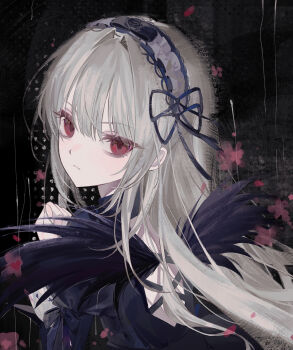 1girl back black_background black_dress black_hairband black_ribbon black_wings closed_mouth commentary_request dress expressionless feathered_wings gothic_lolita grey_hair gyun_0508 hair_ribbon hairband highres lolita_fashion lolita_hairband long_hair looking_at_viewer looking_back red_eyes ribbon rozen_maiden solo suigintou upper_body wings