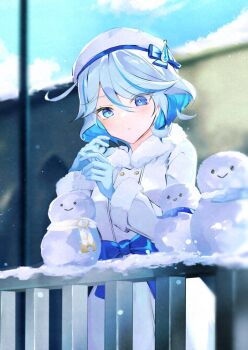 1girl blue_bow blue_eyes blue_gloves blue_hair blush bow coat commentary fur_trim furina_(genshin_impact) genshin_impact gloves hair_between_eyes hat heterochromia jewelry long_sleeves medium_hair multicolored_hair namimenou snow snowman solo streaked_hair symbol-only_commentary white_coat white_hair white_hat